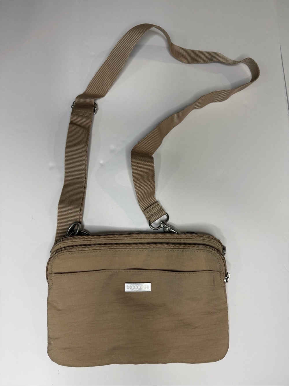 Baggallini tan crossbody messenger bag with adjustable strap